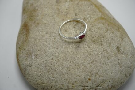 Bague argent fine martelée et rubis indien