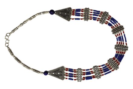 Collier TIBETAIN orné de pierres Corail,  Lapis-Lazuli et des perles argentées, Ce joli collier pour embellir toutes vos tenues. Ce bijou est de fabrication artisanale avec une belle finition.