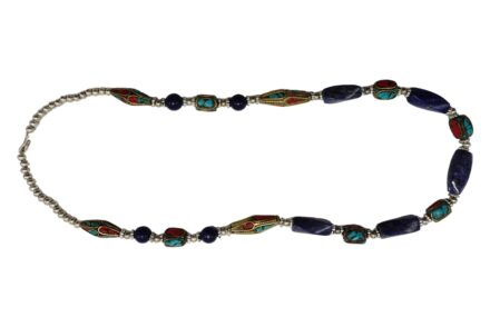 Collier TIBETAIN orné de pierres Turquoise , Lapis-Lazuli avec des pierres taillées typiquement tibétain et des perles argentées Ce joli collier pour embellir toutes vos tenues.