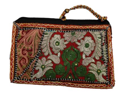 Cette pochette indienne est fabriquée à partir de tissus indiens brodés et colorés. L'intérieur est doublé en coton et avec une poche intérieure fermée. Le verso est en tissu rouge. Vous pourrez utiliser cette pochette  comme trousse à maquillage, à couture ou comme pochette de sac! Vous pouvez aussi l'utiliser comme pochette originale avec une tenue bohème ou hippie chic.