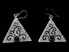 BOucles d’oreilles triangle et petite  pierre  onyx noir