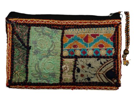 Cette pochette indienne est fabriquée à partir de tissus indiens brodés et colorés. L'intérieur est doublé en coton et avec une poche intérieure fermée.