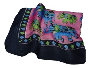 Foulard bleu foncé en 100%soie à motifs éléphants