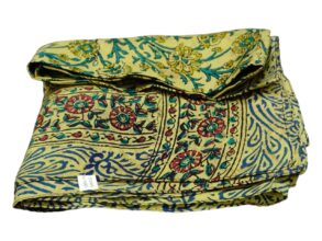 Foulard bleu en 100%soie à motifs jaune/vert/rouge