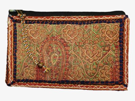 Cette pochette indienne est fabriquée à partir de tissus indiens brodés et colorés. L'intérieur est doublé en coton et avec une poche intérieure fermée. Le verso est en tissu rouge. Vous pourrez utiliser cette pochette  comme trousse à maquillage, à couture ou comme pochette de sac! Vous pouvez aussi l'utiliser comme pochette originale avec une tenue bohème ou hippie chic.