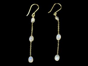 Longues Boucles d’oreilles dorées et 3 pierres en Pierre de Lune