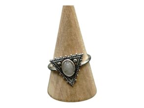 Bague triangle Argent  avec une pierre ovale pierre de lune